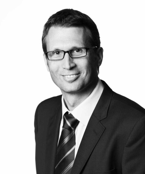 Portrætter der styrker virksomhedens førstehåndsindtryk Sort/hvidt personaleportræt til hjemmeside.