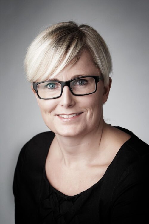 Medarbejderbilleder med professionelt udtryk Professionelt medarbejderportræt med enkel baggrund