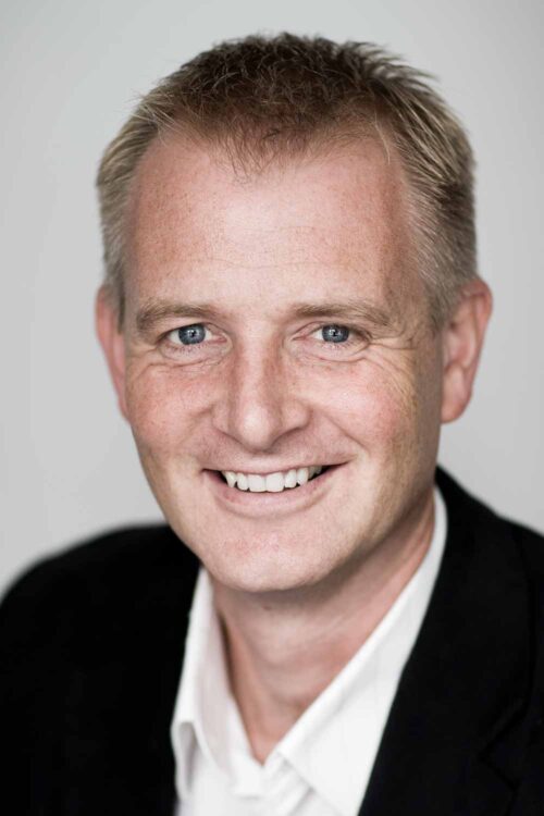Professionelle personaleportrætter med personlighed og nærvær Professionelt personaleportræt med naturligt lys og troværdigt udtryk