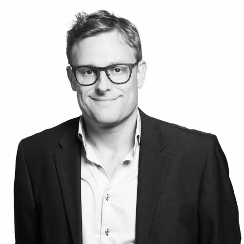 Business portrætter med autentisk udtryk Personaleportræt med naturligt smil og professionel styling